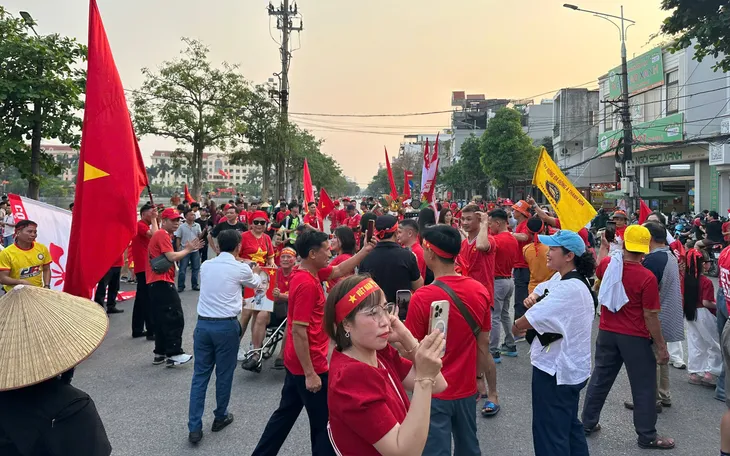 Khán đài Thiên Trường nhuộm đỏ trước trận Việt Nam – Malaysia