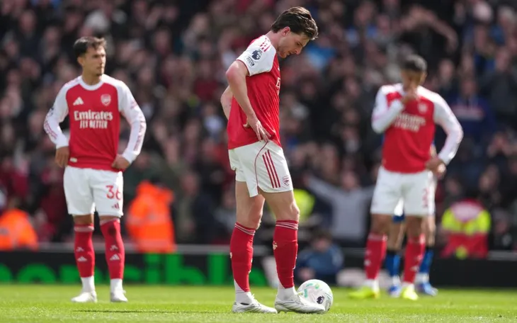 Arsenal sảy chân trước Bournemouth, cuộc đua vô địch thêm áp lực