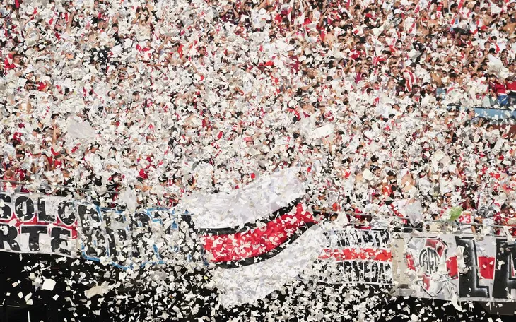 Cháy khán đài ở Siêu kinh điển Argentina, trận đấu vẫn tiếp diễn