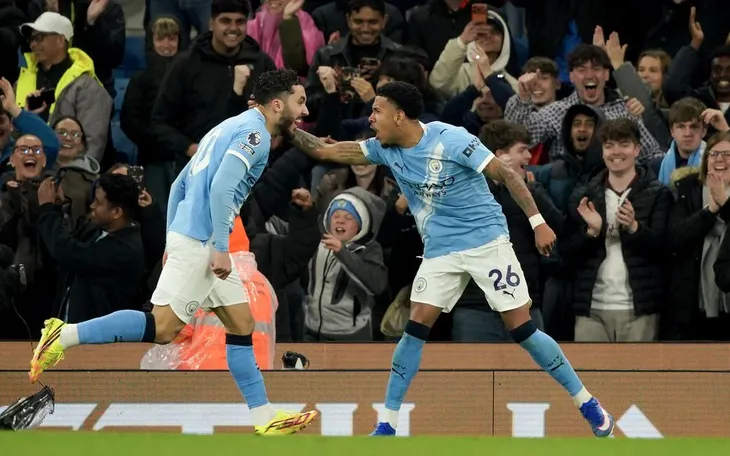 Đánh bại Crystal Palace, Man City áp sát Arsenal trong cuộc đua vô địch