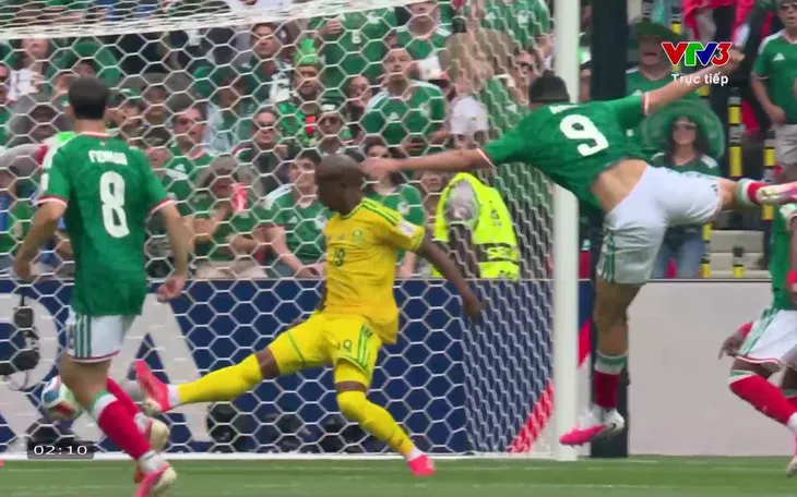 Tình huống Raul Jimenez bỏ lỡ đáng tiếc cơ hội ghi bàn thắng đầu tiên ở World Cup 2026