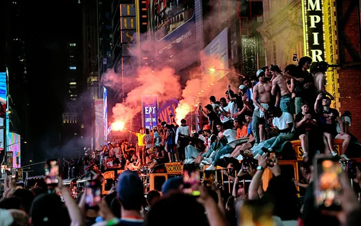 Mỹ: Người dân New York "đi bão" ăn mừng vô địch NBA giữa mùa FIFA World Cup 2026™