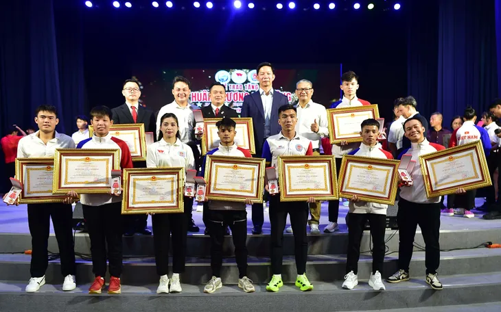 Trao tặng Huân chương Lao động của Chủ tịch nước cho các HLV, VĐV Kickboxing và Kun Khmer quốc gia