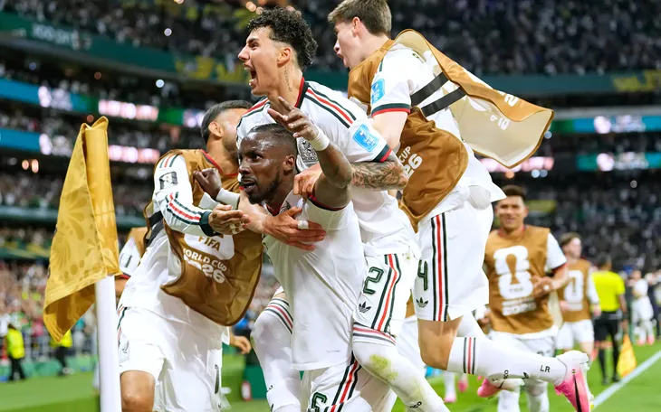 Mexico City không ngủ: El Tri biến World Cup thành lễ hội của riêng mình