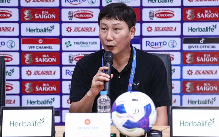 HLV Kim Sang Sik: Cầu thủ nhập tịch giúp bóng đá Việt Nam phát triển