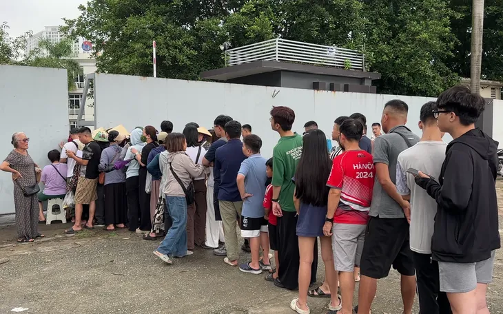 Khán giả Hà Nội xếp hàng dài, mua vé xem trận Việt Nam - Singapore