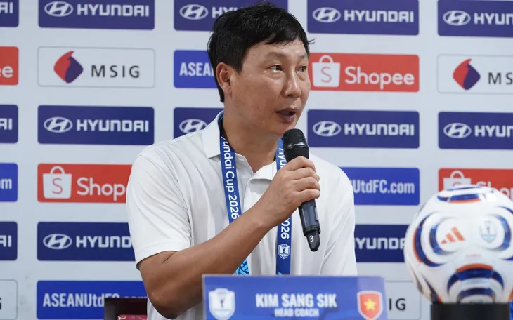 HLV Kim Sang-sik nói về quyết định sớm rút Đình Bắc trong trận hòa Singapore