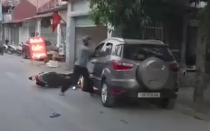 Truy bắt nghi phạm dùng dao đâm liên tiếp tài xế ô tô ở Hà Nội