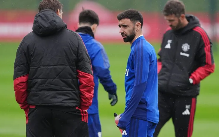 HLV Michael Carrick sẽ để Bruno Fernandes ngồi dự bị trong trận Man Utd - Bournemouth?