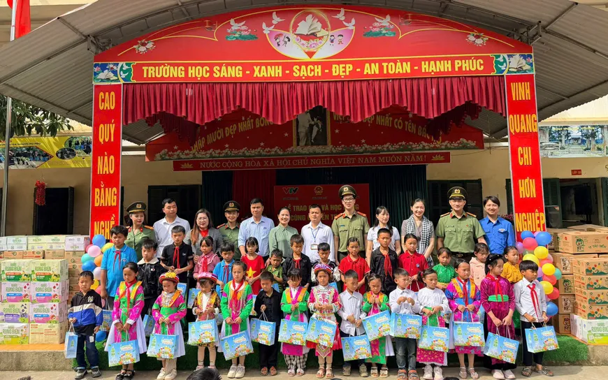 Quỹ Tấm lòng Việt trao học bổng cho 30 học sinh vượt khó tại Tuyên Quang