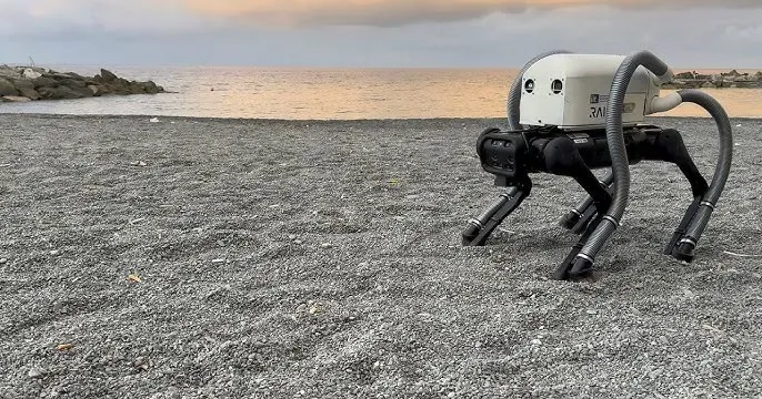 Chó robot hỗ trợ thu gom rác trên bãi biển