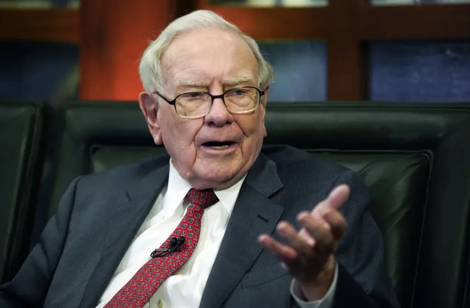 Warren Buffett bán tháo gần một nửa cổ phiếu Apple