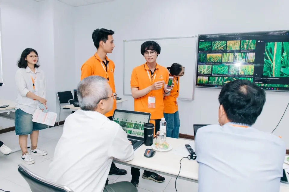 Sinh viên trao đổi nghiên cứu khoa học cùng chuyên gia quốc tế