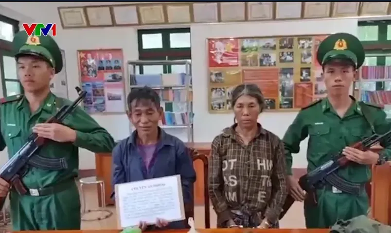 Bắt 2 người nước ngoài mang 10kg thuốc phiện vào Việt Nam