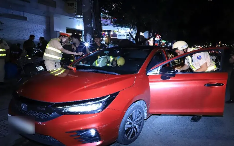 Dừng xe chạy vào đường cấm, CSGT phát hiện trên xe chứa chất nghi ma túy