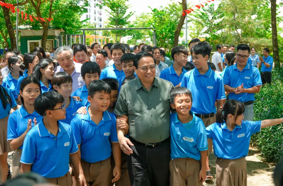 Thủ tướng Phạm Minh Chính mong muốn học sinh trường Hy Vọng học những ngành mới như AI, chip bán dẫn