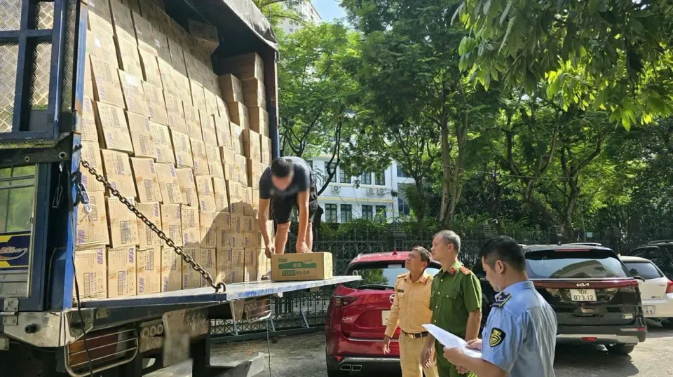 CSGT Hà Nội bắt quả tang 9 tấn bánh trung thu và bánh kẹo không rõ nguồn gốc