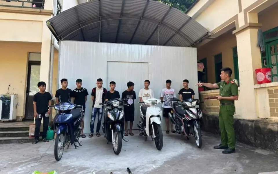 Phú Thọ: Ngăn chặn 16 thanh niên cầm theo hung khí tham gia giao thông