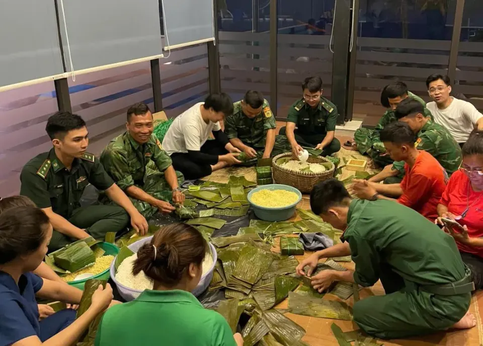 Bộ đội Biên phòng thành phố Đà Nẵng chung tay chia sẻ với nhân dân vùng bão lũ