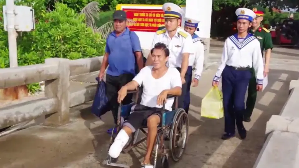 Vùng 4 Hải quân: Đưa ngư dân bị tai nạn đứt lìa chân về với gia đình