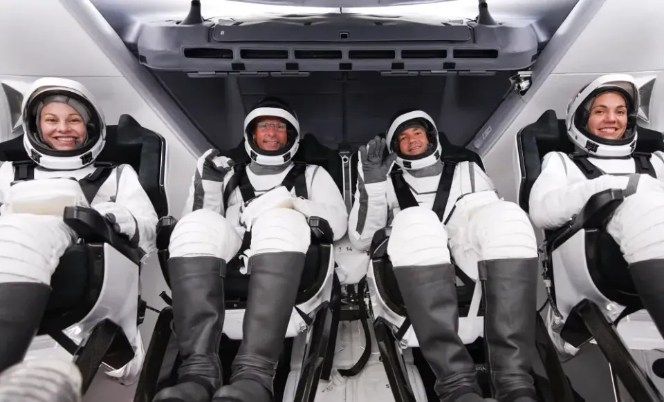 SpaceX làm nên lịch sử với chuyến đi bộ ngoài không gian của phi hành gia tư nhân