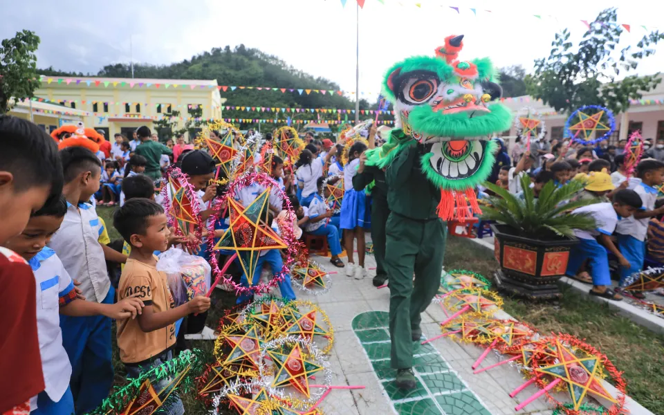 400 suất quà cùng 50 suất hỏng bổng cho học sinh vùng biên giới Tây Giang