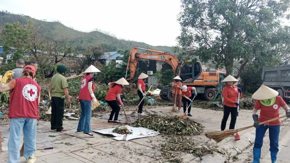 Người dân TP Hạ Long cùng nhau dọn dẹp vệ sinh môi trường sau bão số 3