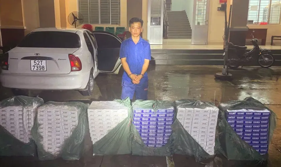 Bắt quả tang đối tượng lái xe ô tô chở hàng nghìn bao thuốc lá nhập lậu