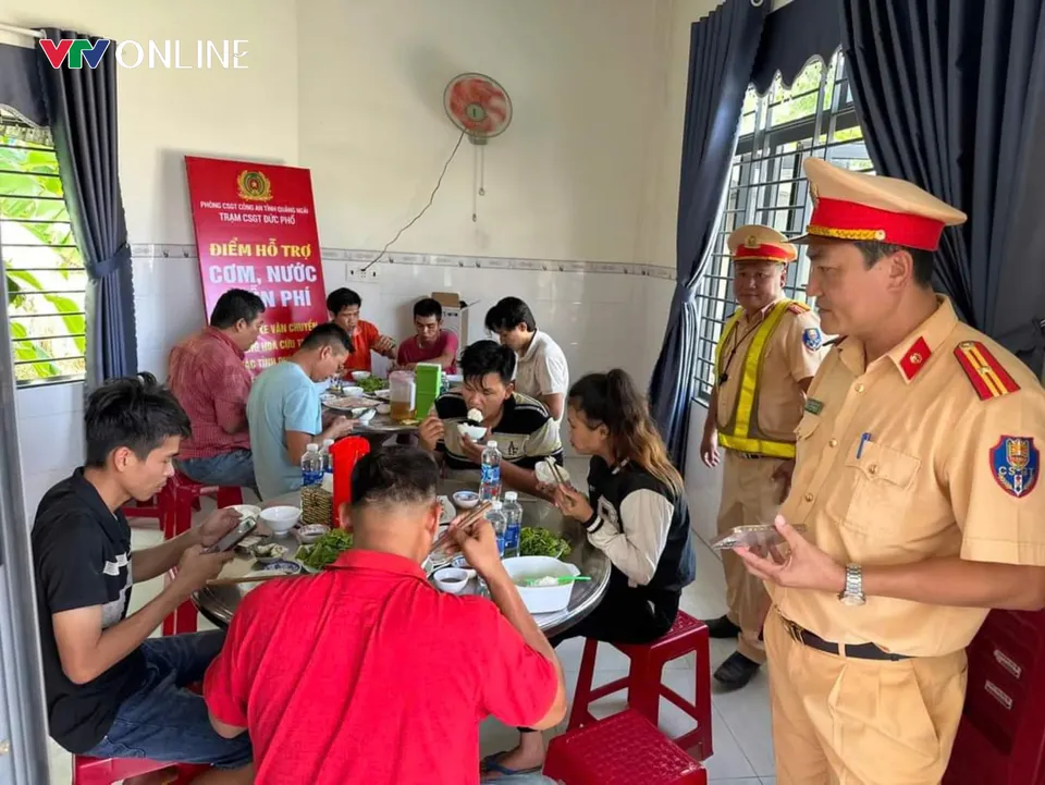 Cảnh sát giao thông Quảng Ngãi tiếp sức cho lái xe vận chuyển hàng hoá cứu trợ