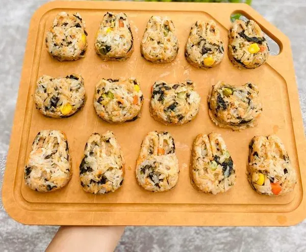 Lạ miệng với cơm nắm cá hồi rong biển cho các bé