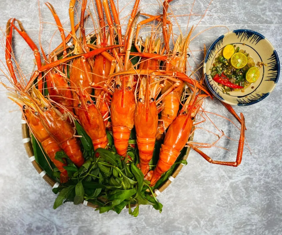 Hướng dẫn cách làm tôm nướng muối hạt giữ trọn hương vị tươi ngon