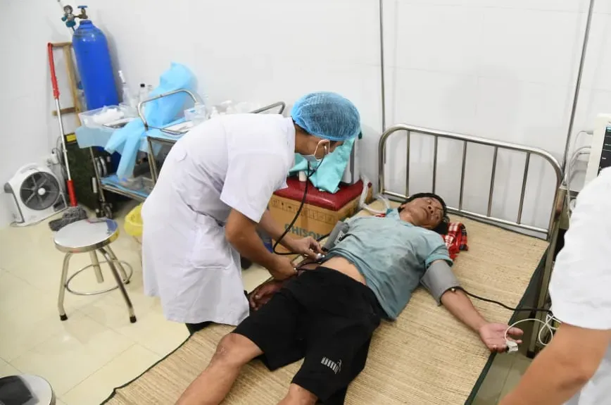 Bệnh xá đảo Sơn Ca cấp cứu ngư dân đột quỵ não, liệt nửa người trên biển
