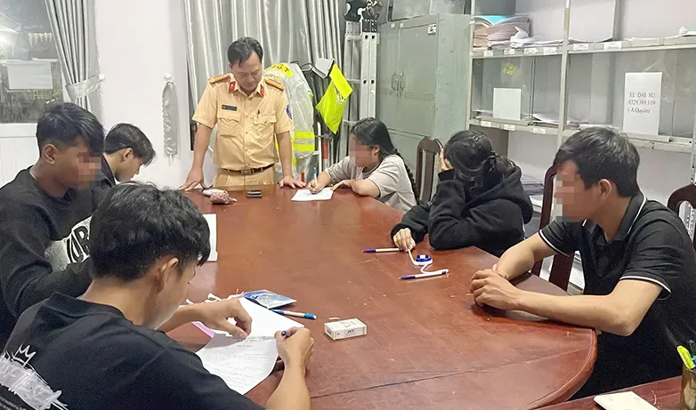 Vây bắt nhóm thanh niên điều khiển xe "độ" lạng lách, đánh võng