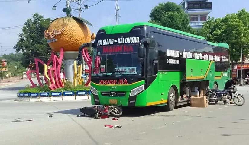 Tạm giữ lái xe khách cắt ngang vòng xuyến gây tai nạn khiến 1 người tử vong