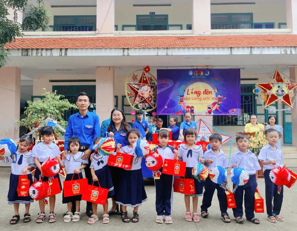 Từ đất liền đến hải đảo: Trung thu lan tỏa khắp Khánh Hòa