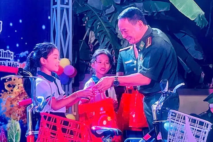 Hàng nghìn phần quà tặng cho trẻ em nghèo trên biên giới Việt – Lào dịp Tết Trung thu