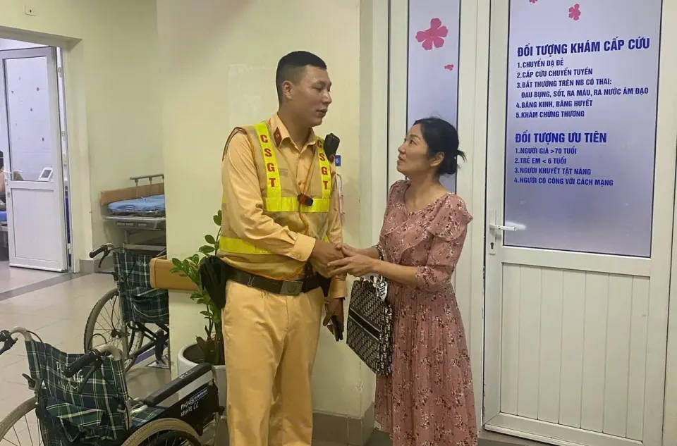 CSGT Hà Nội kịp thời hỗ trợ xe chở sản phụ vỡ ối đến bệnh viện