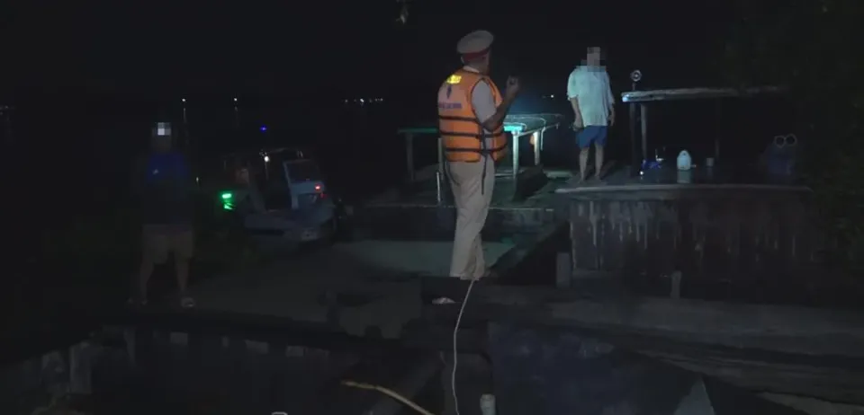 Bắt giữ 2 phương tiện vận chuyển cát trái phép trên sông Đồng Nai