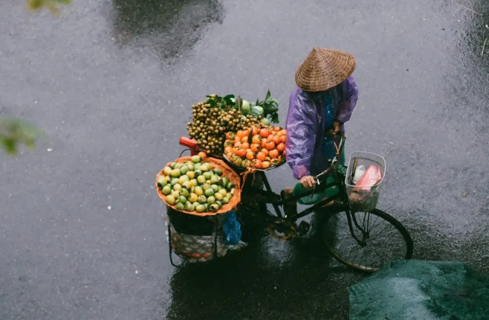 Những “cô hàng rong” mang theo cả mùa thu Hà Nội