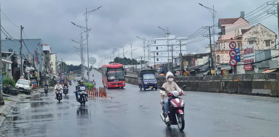 Nguy hiểm tình trạng tài xế xe tải vượt ẩu trên Quốc lộ 20