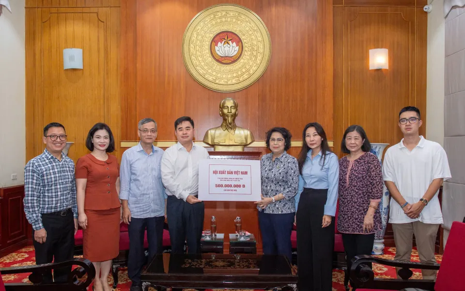 Hội Xuất bản Việt Nam trao 500 triệu đồng ủng hộ đồng bào bị ảnh hưởng bởi bão Yagi.