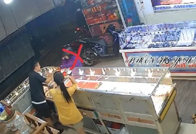 Truy bắt đôi nam nữ giật 5 chỉ vàng 9999 rồi bỏ chạy