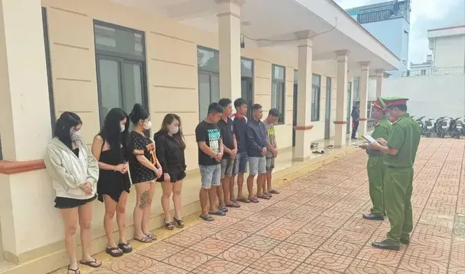 4 đôi nam nữa mở đại tiệc ma túy trong quán karaoke ở Đắk Lắk
