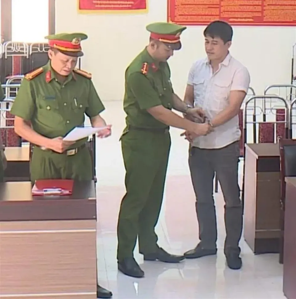 Bắt giam cán bộ địa chính phường “Giả mạo trong công tác”
