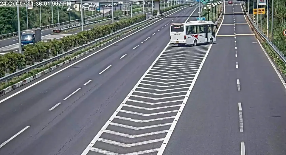 Đi lùi xe trên cao tốc, tài xế xe khách bị CSGT lập biên bản xử phạt