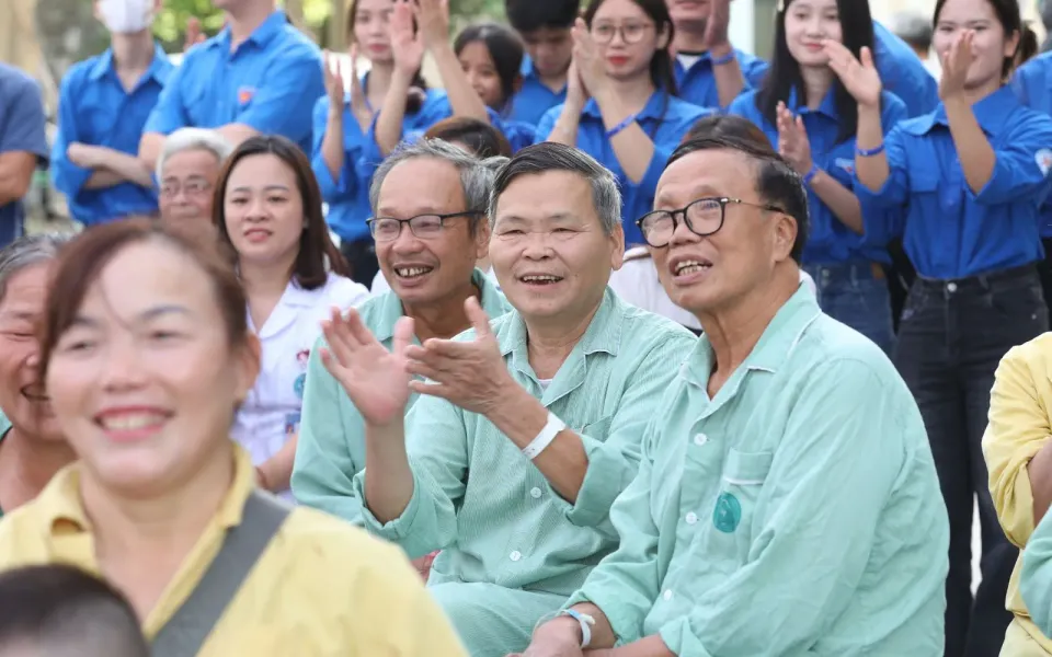 Mang âm nhạc tới bệnh viện: Liều thuốc tinh thần ý nghĩa với người bệnh
