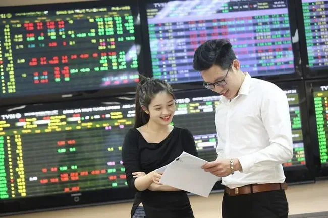 Nhiều cổ phiếu vốn hóa lớn được săn đón