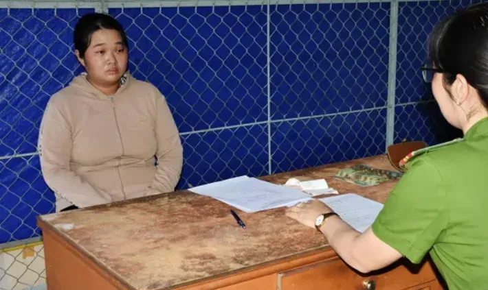 “Nữ quái” giả vờ mua hàng, tráo đổi vàng giả lấy vàng thật