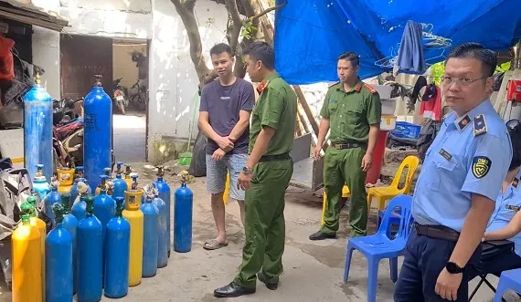 Bắt quả tang cơ sở cung cấp khí cười nằm sâu trong ngõ nhỏ ở Hà Nội