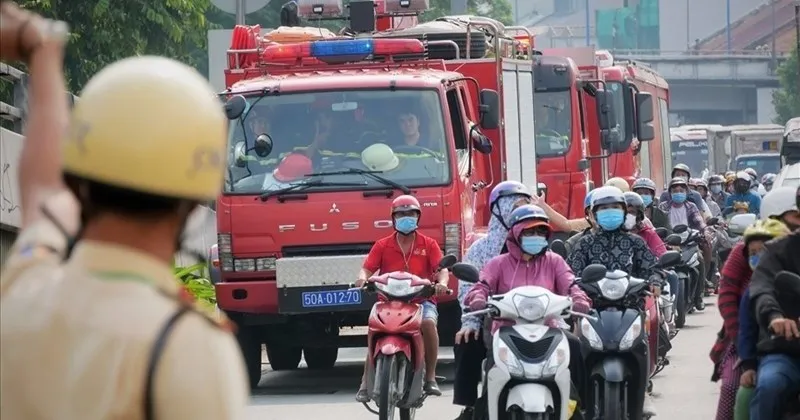 Nhường đường xe cứu hỏa và hiện tượng "nhảy đèn đỏ": Luật Giao thông giải đáp